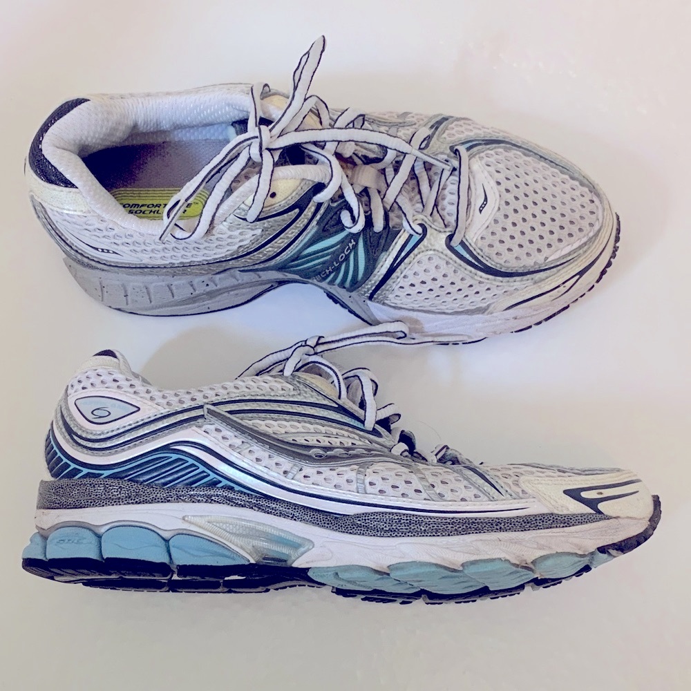 Women’s 9-1/2 Wide Saucony Hurricane Gray and Blue Athletic Tennis Shoes
